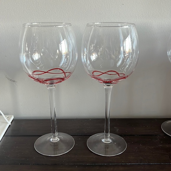 Red ribbon wine glasses